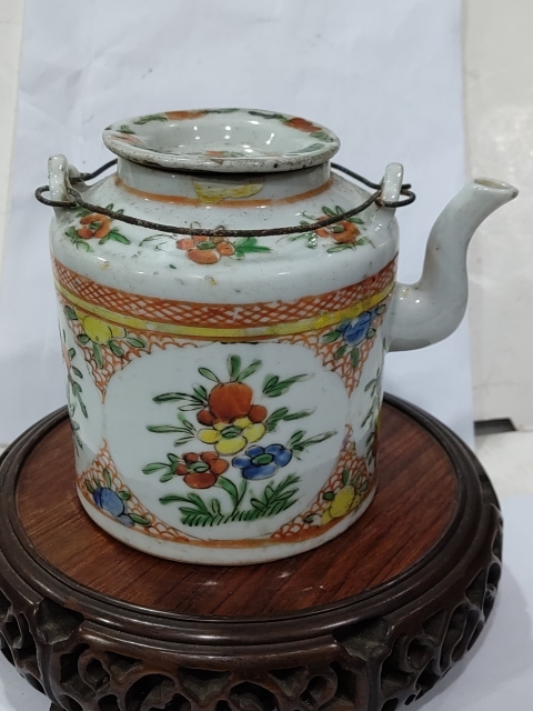 古玩陶瓷五彩開窗花卉紋提梁壺拍賣，當(dāng)前價(jià)格1288元