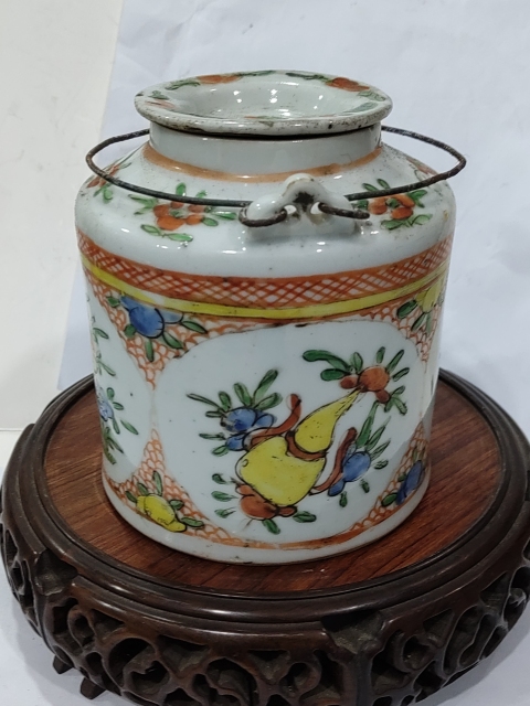 古玩陶瓷五彩開窗花卉紋提梁壺拍賣，當(dāng)前價(jià)格1288元