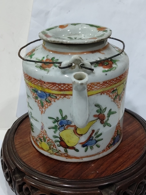 古玩陶瓷五彩開窗花卉紋提梁壺拍賣，當(dāng)前價(jià)格1288元
