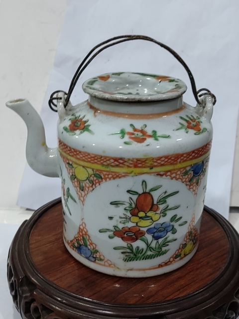古玩陶瓷五彩開窗花卉紋提梁壺拍賣，當(dāng)前價(jià)格1288元