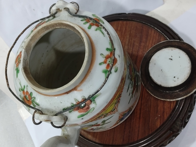 古玩陶瓷五彩開窗花卉紋提梁壺拍賣，當(dāng)前價(jià)格1288元