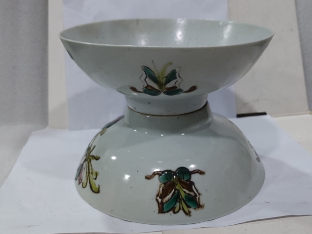 古玩陶瓷粉彩蝴蝶花卉紋碗拍賣(mài)，當(dāng)前價(jià)格800元