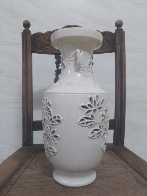 古玩陶瓷白釉鏤空盤口瓶拍賣,當前價格2800元