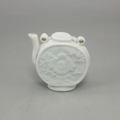 古玩陶瓷清晚菊花紋執壺型水滴 文房用品 硯滴拍賣，當前價格258元