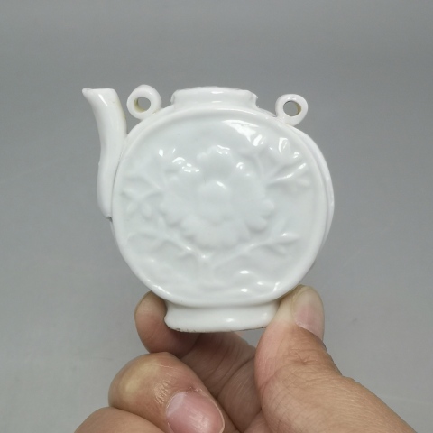 古玩陶瓷清晚菊花紋執壺型水滴 文房用品 硯滴拍賣，當前價格258元