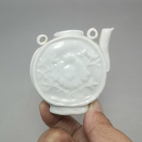 古玩陶瓷清晚菊花紋執壺型水滴 文房用品 硯滴拍賣，當前價格258元