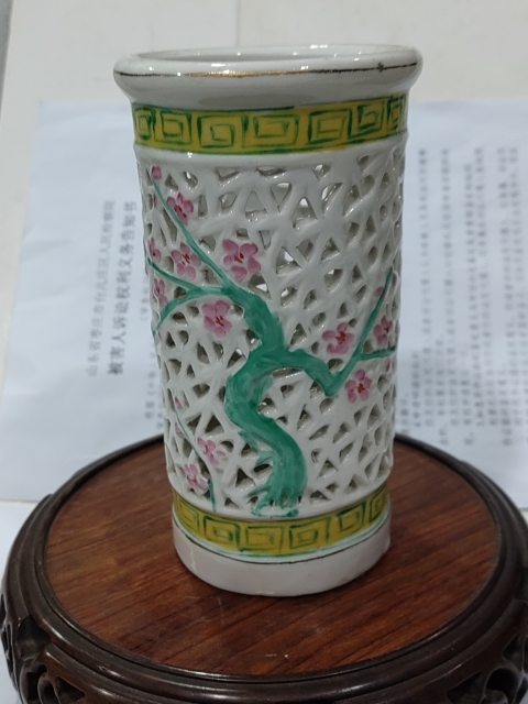 古玩陶瓷出口創匯期鏤空筆筒拍賣,當前價格288元