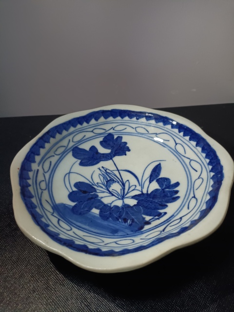 古玩陶瓷民國(guó)青花花卉盤拍賣,當(dāng)前價(jià)格1600元