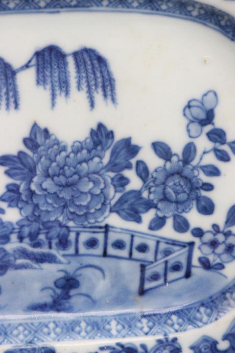 古玩陶瓷7630】清乾隆 青花牡丹柳樹圖長方盤拍賣,當前價格3000元