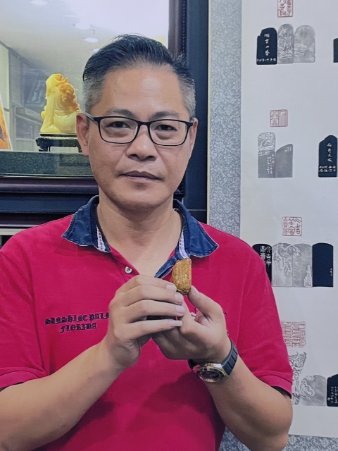 古玩雜項石秀老師作品《禾下乘涼夢》,壽山田黃石拍賣,當前價格50000元