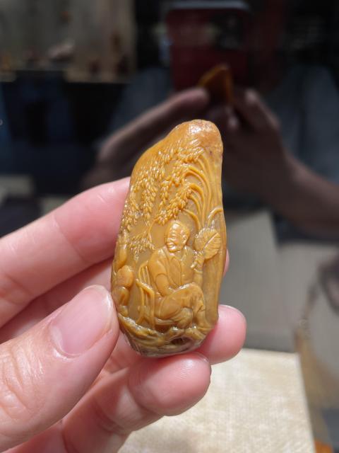 古玩雜項石秀老師作品《禾下乘涼夢》,壽山田黃石拍賣,當前價格50000元
