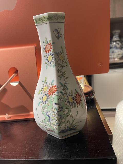 古玩陶瓷五彩洞石花卉紋六方瓶拍賣,當前價格3800元