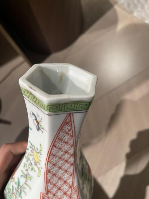 古玩陶瓷五彩洞石花卉紋六方瓶拍賣,當前價格3800元