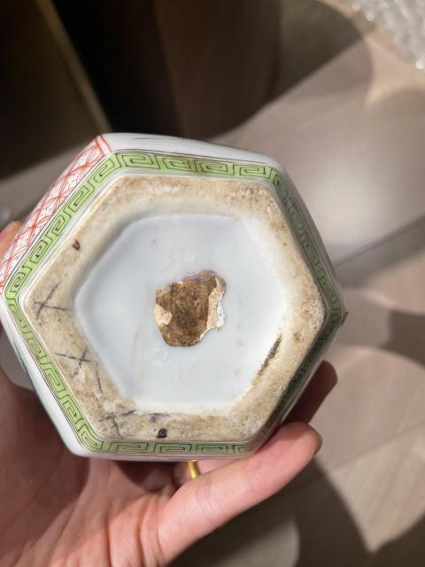 古玩陶瓷五彩洞石花卉紋六方瓶拍賣,當前價格3800元