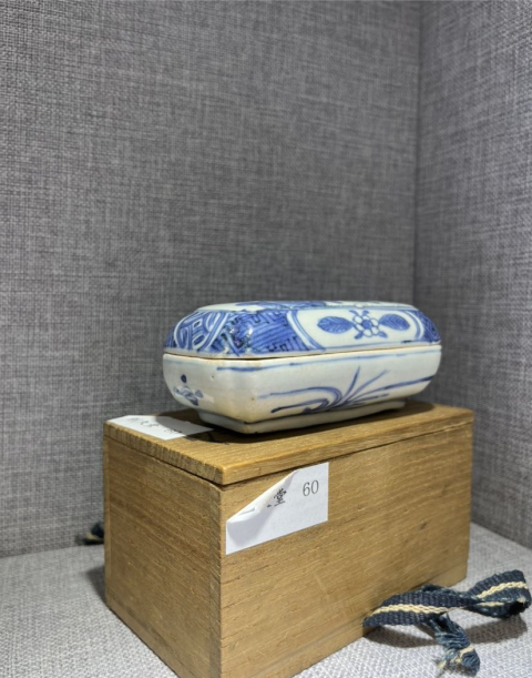 古玩陶瓷青花花卉蓋盒拍賣(mài),當(dāng)前價(jià)格9999元