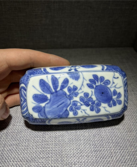 古玩陶瓷青花花卉蓋盒拍賣(mài),當(dāng)前價(jià)格9999元