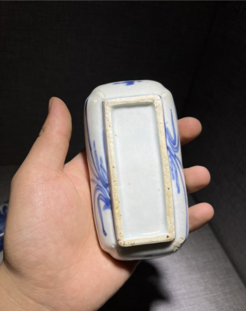 古玩陶瓷青花花卉蓋盒拍賣(mài),當(dāng)前價(jià)格9999元