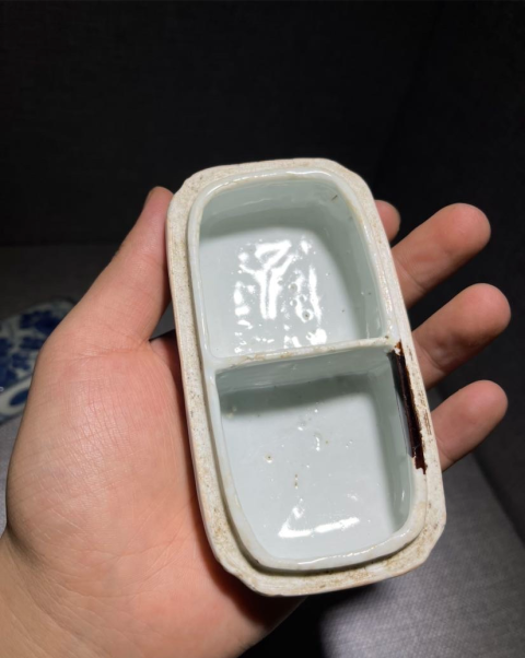 古玩陶瓷青花花卉蓋盒拍賣(mài),當(dāng)前價(jià)格9999元