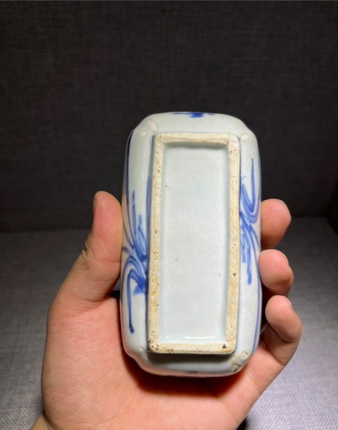 古玩陶瓷青花花卉蓋盒拍賣(mài),當(dāng)前價(jià)格9999元