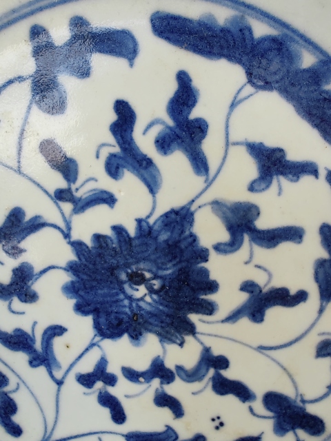 古玩陶瓷清中·青花纏枝花卉盤真品鑒賞圖