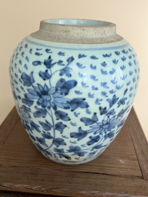 古玩陶瓷清代中期·花卉紋青花罐拍賣,當前價格980元