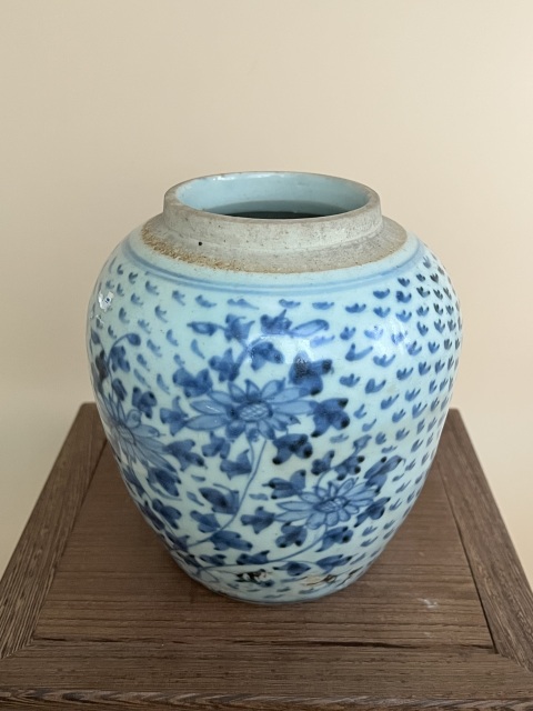 古玩陶瓷清代中期·花卉紋青花罐拍賣,當前價格980元