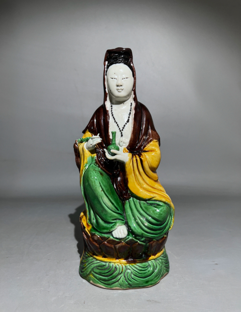 古玩陶瓷素三彩風帽觀音瓷塑像拍賣，當前價格6888元