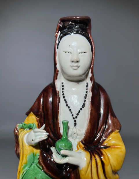 古玩陶瓷素三彩風帽觀音瓷塑像拍賣，當前價格6888元