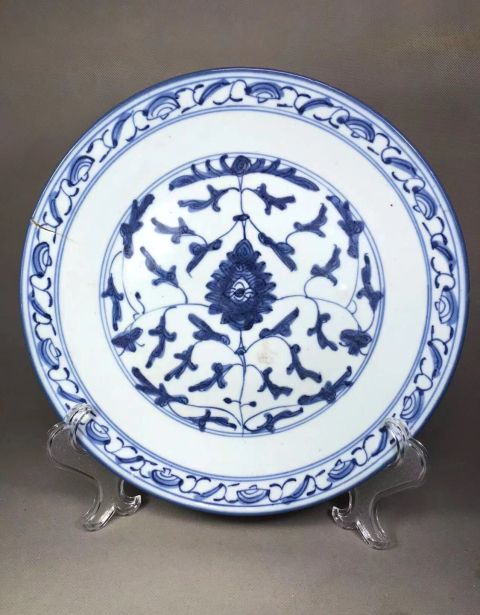 古玩陶瓷清中·青花纏枝花卉紋盤真品鑒賞圖