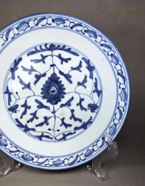 古玩陶瓷清中·青花纏枝花卉紋盤真品鑒賞圖