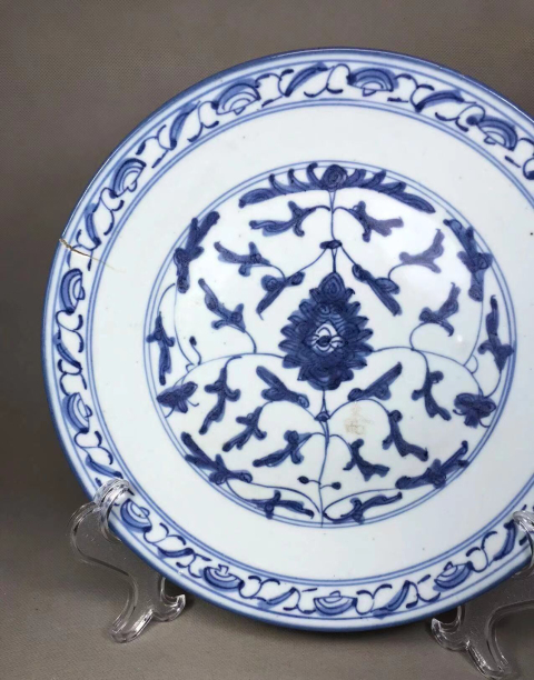古玩陶瓷清中·青花纏枝花卉紋盤真品鑒賞圖