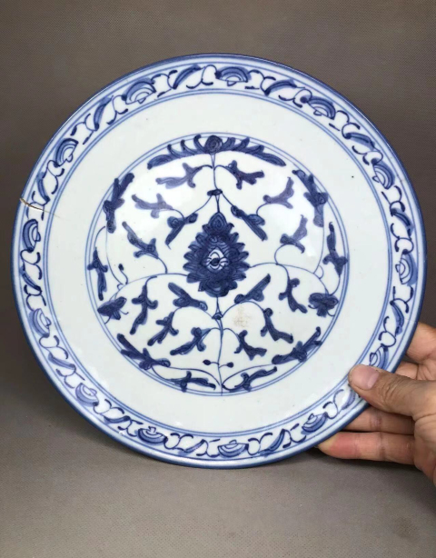古玩陶瓷清中·青花纏枝花卉紋盤真品鑒賞圖