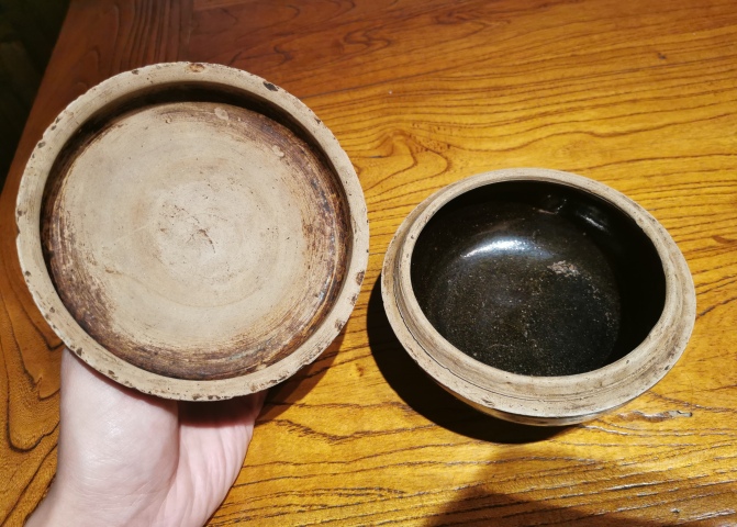 古玩陶瓷明清?褐釉獸紐蓋盒拍賣,當前價格555元
