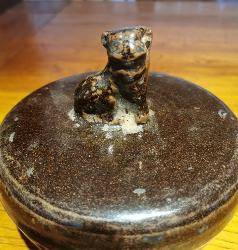 古玩陶瓷明清?褐釉獸紐蓋盒拍賣,當前價格555元