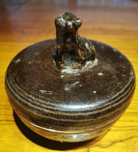 古玩陶瓷明清?褐釉獸紐蓋盒拍賣,當前價格555元