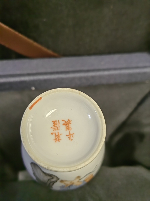 古玩陶瓷民國粉彩布袋和尚長頸瓶拍賣,當(dāng)前價(jià)格18000元