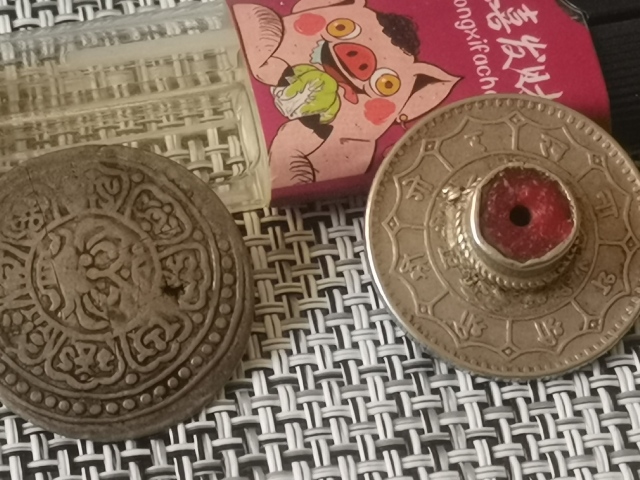 古玩雜項西藏銀幣扣飾兩枚拍賣，當前價格299元