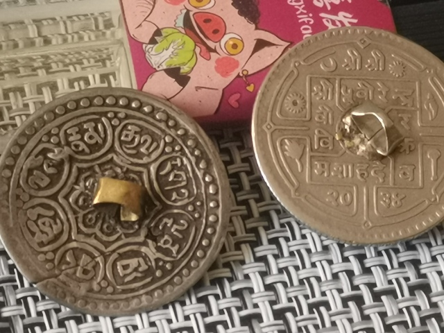 古玩雜項西藏銀幣扣飾兩枚拍賣，當前價格299元