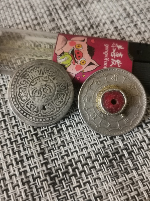 古玩雜項西藏銀幣扣飾兩枚拍賣，當前價格299元