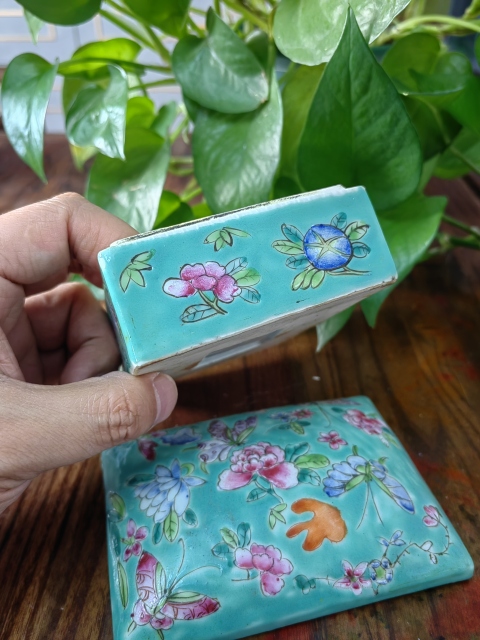 古玩陶瓷民國松石綠地粉彩花蝶紋蓋盒拍賣,當前價格3580元