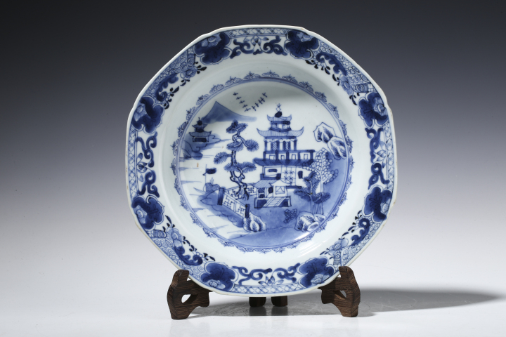 古玩陶瓷清乾隆·青花山水樓閣紋八方盤拍賣,當前價格1800元