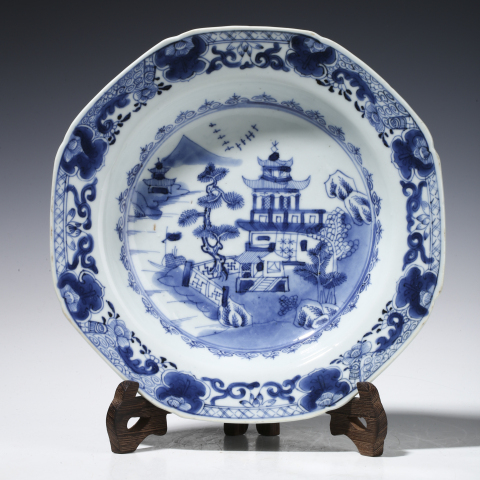 古玩陶瓷清乾隆·青花山水樓閣紋八方盤拍賣,當前價格1800元