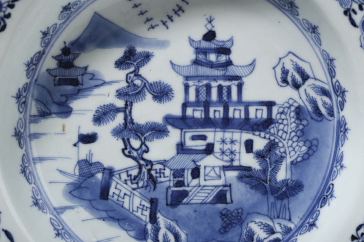 古玩陶瓷清乾隆·青花山水樓閣紋八方盤拍賣,當前價格1800元
