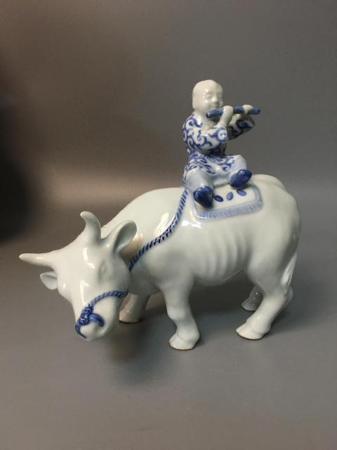 古玩陶瓷【稀有擺件】民國青花童子牧牛瓷塑拍賣，當前價格6260元