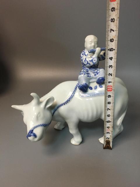 古玩陶瓷【稀有擺件】民國青花童子牧牛瓷塑拍賣，當前價格6260元