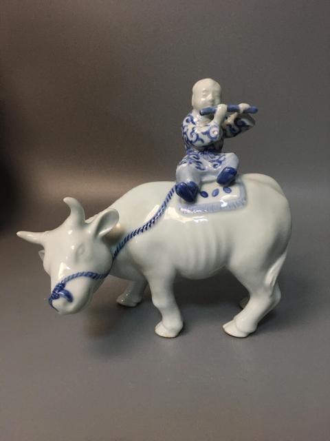古玩陶瓷【稀有擺件】民國青花童子牧牛瓷塑拍賣，當前價格6260元