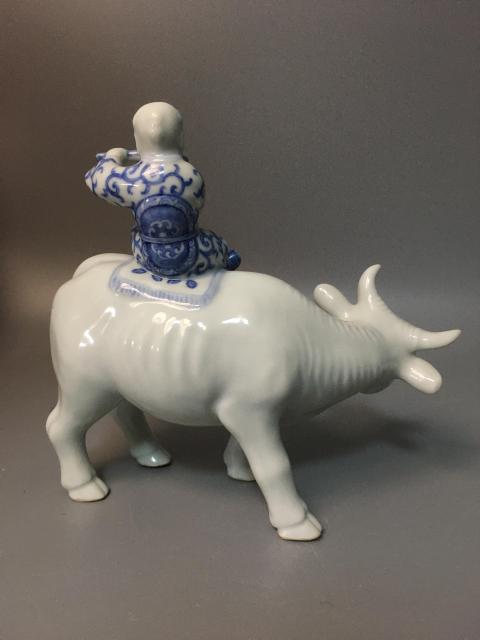 古玩陶瓷【稀有擺件】民國青花童子牧牛瓷塑拍賣，當前價格6260元