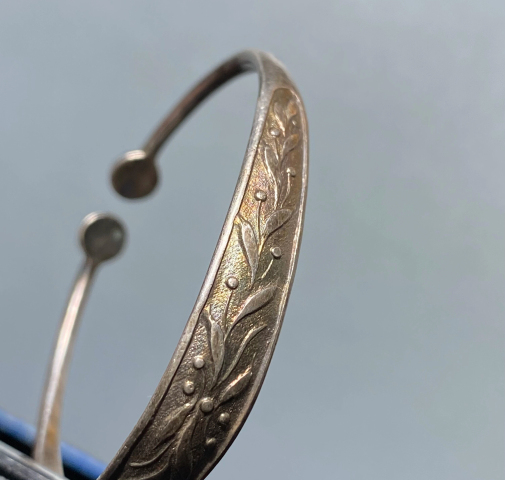 古玩雜項花卉紋銀手鐲拍賣,當前價格888元