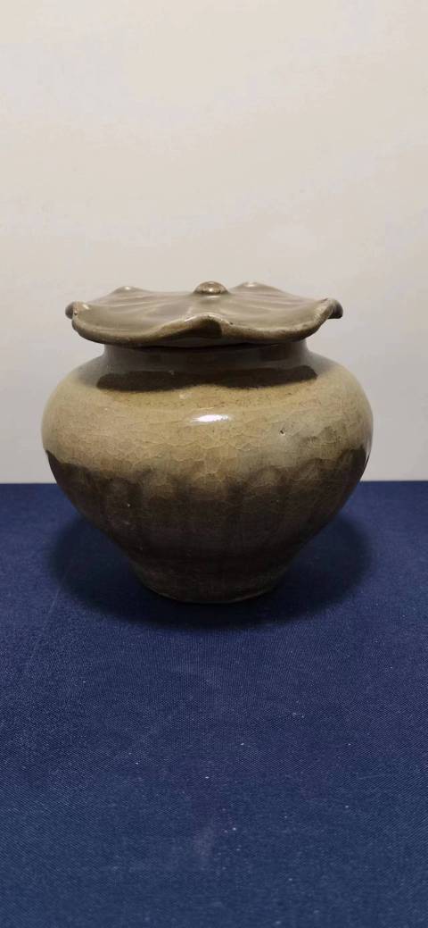 古玩陶瓷龍泉青瓷刻仰蓮紋蓋罐拍賣,當(dāng)前價格5000元