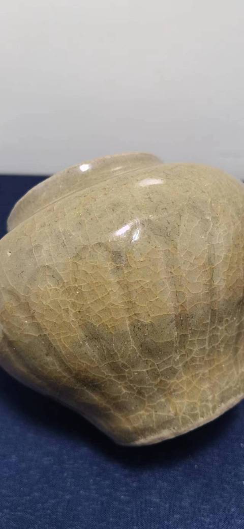 古玩陶瓷龍泉青瓷刻仰蓮紋蓋罐拍賣,當(dāng)前價格5000元